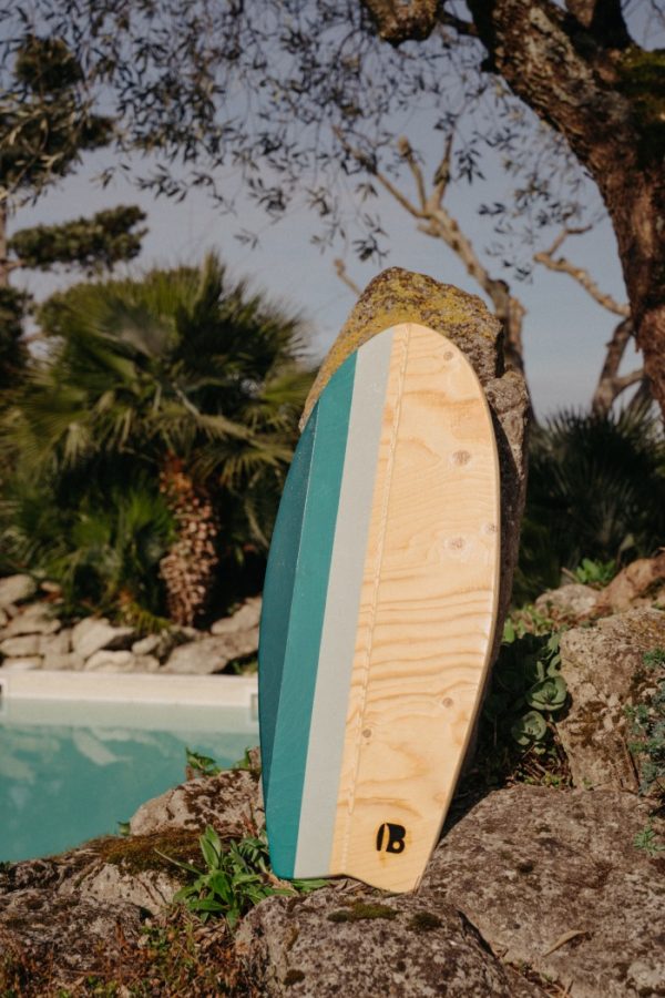 La planche d'équilibre Vert Bois modèle bois clair en présentation devant la piscine